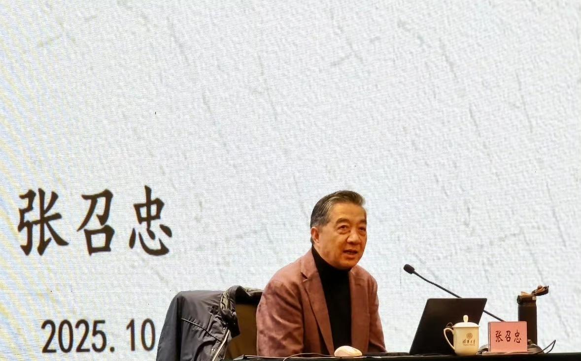 局座现身清华大学讲课，73岁退休老头的课竟然座无虚席！局座最近在清华大学演讲，