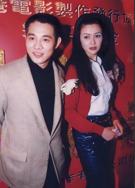李连杰与关之琳早年合影，两人一起为电影做宣传的画面。李连杰是一眼就认出来了，