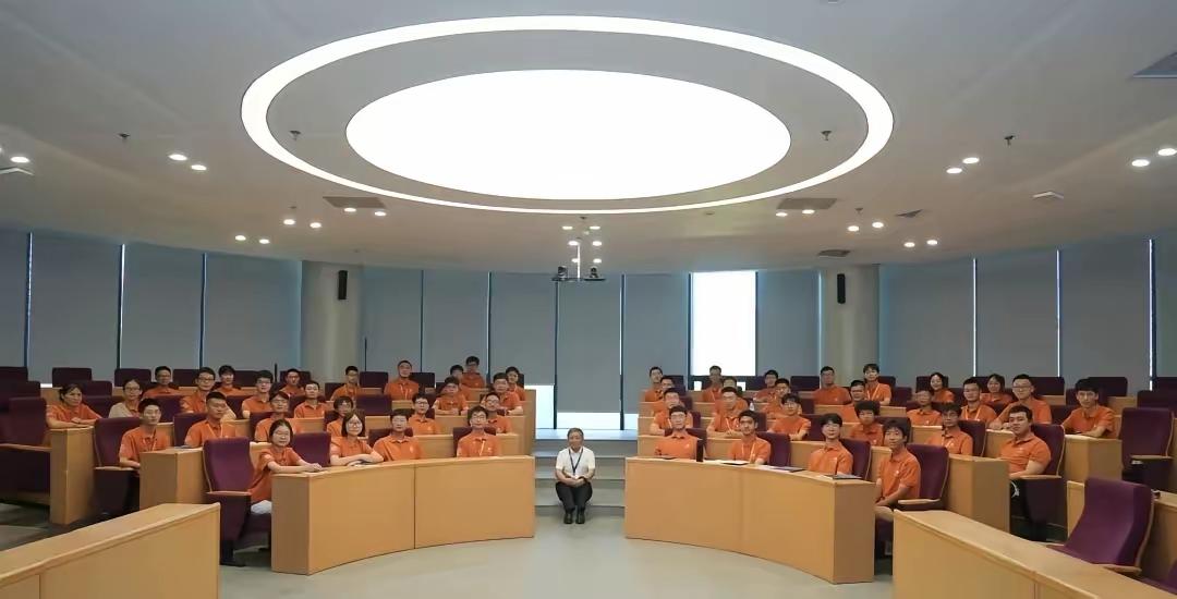 福耀科技大学的50名学生集体亮相。都是朝气蓬勃，意气风发的样子。王树国