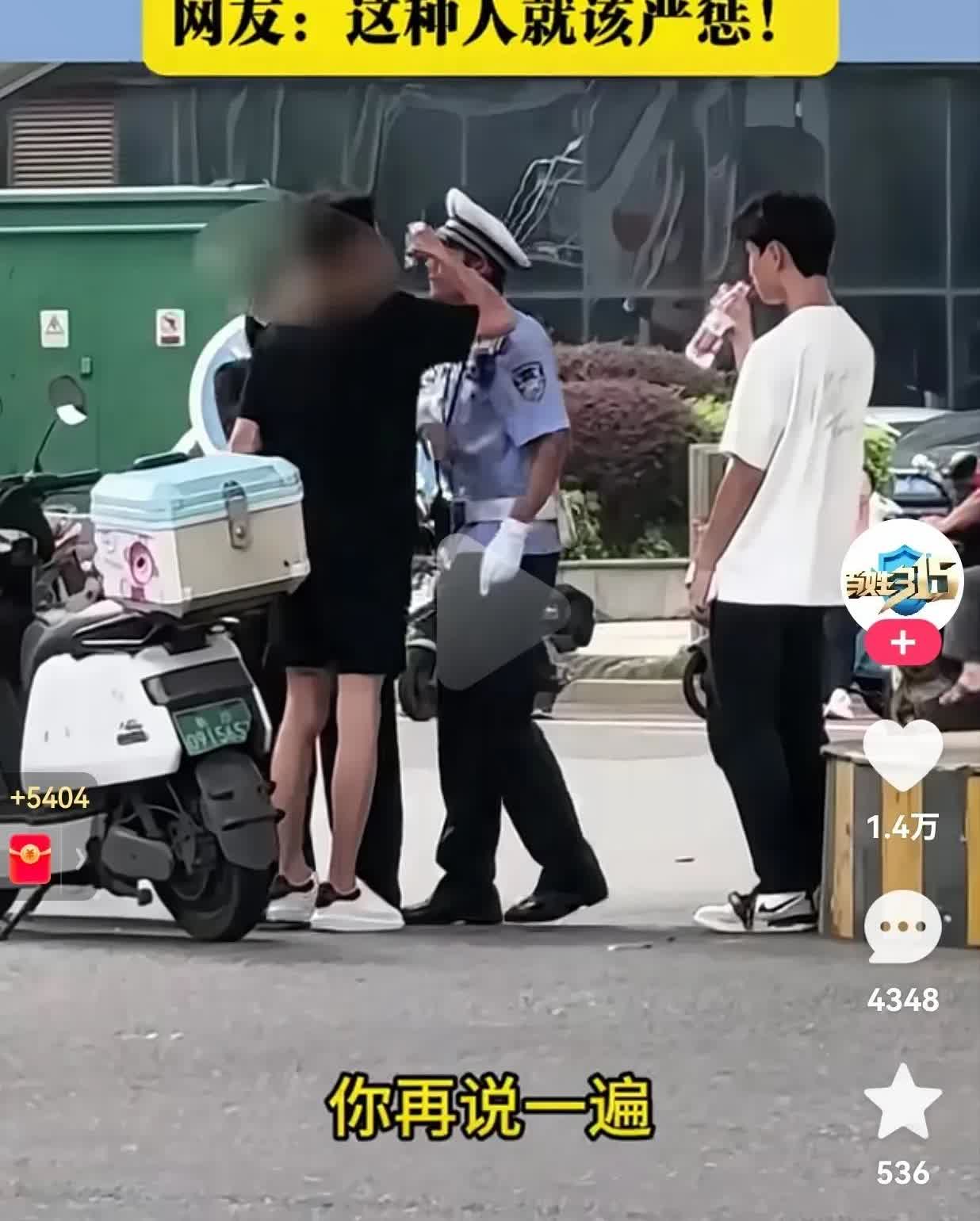 见过头铁的，没见过这么头铁的！一哥们儿骑电动车不戴头盔，还捎上个人，被交