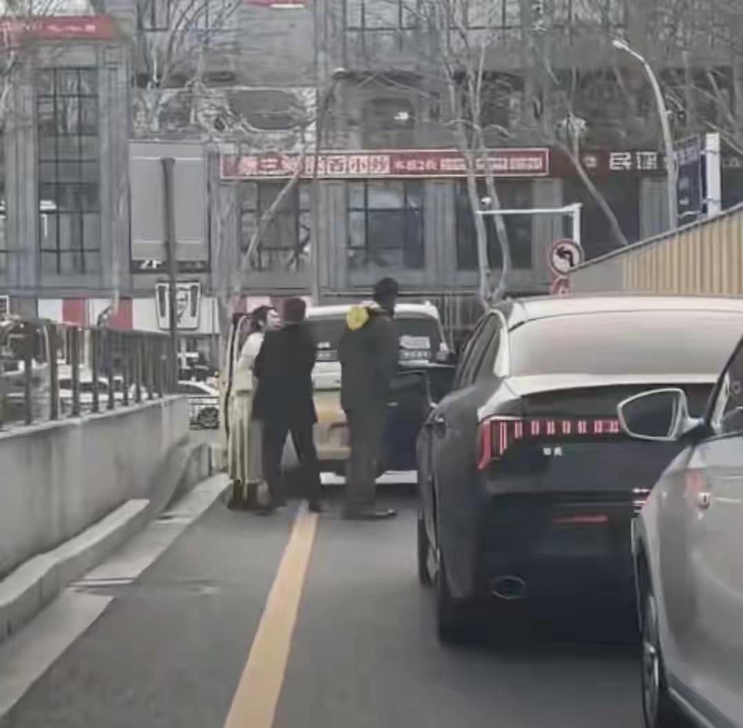 万象汇女子挨打后续：假摔倒地、反复挑衅，真容曝光，网友沸腾了扬州万象汇那一巴