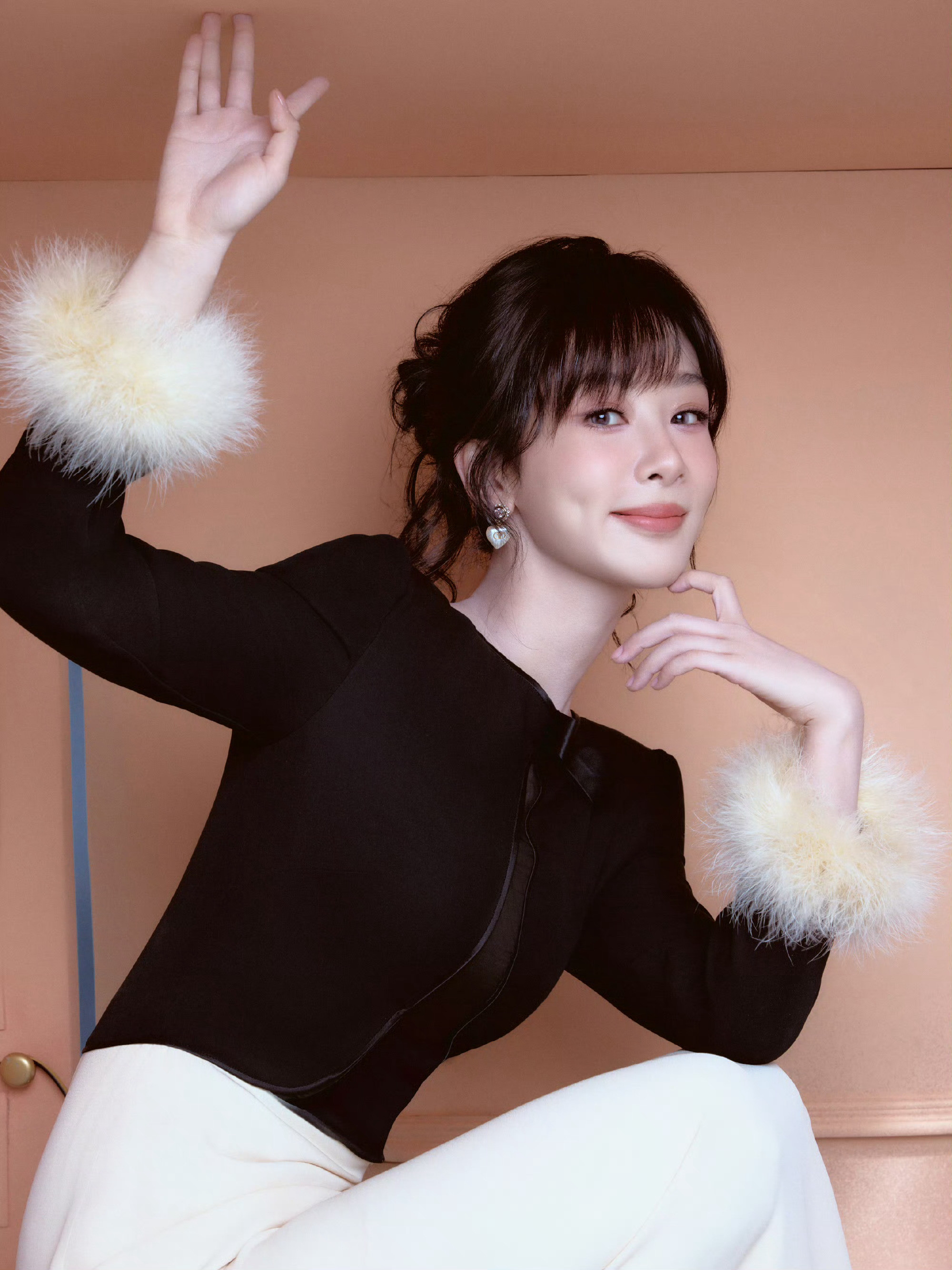 杨紫紫色卧蚕，千金公主今天的妆造都很美