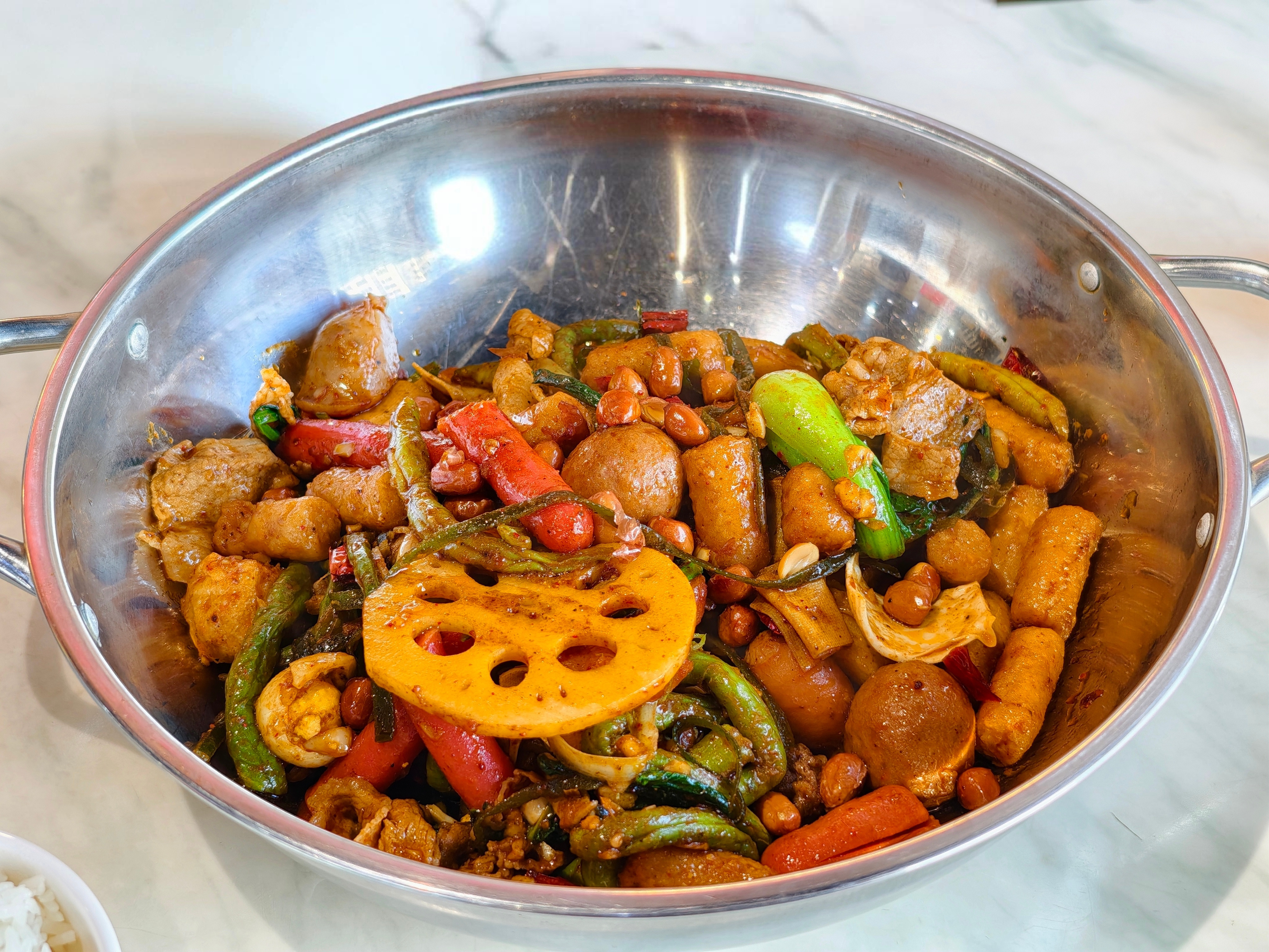 今天晚上好饿，刚整了一盆麻辣香锅。贼下饭，就是热量有点爆表～​​​