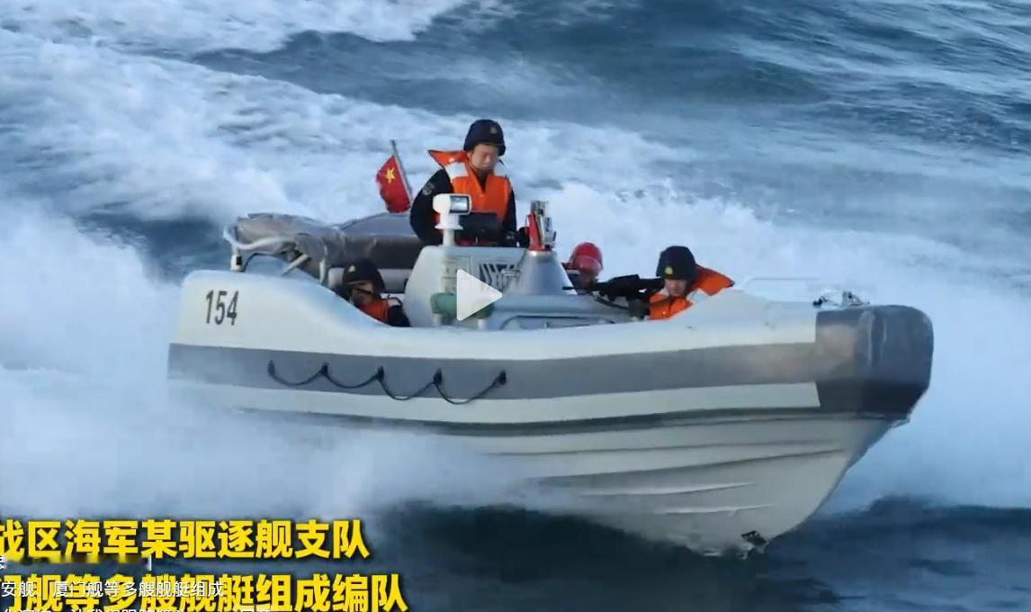 海军这个新的小艇挺不错的，这是船上的救生艇吗？看上去像是硬壳的，中间还有重机枪的