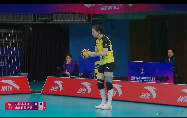 李晨瑄今年感觉能进国家队啊，京鲁女排焦点战第一局，小将李晨瑄一人跟北京女排两位外