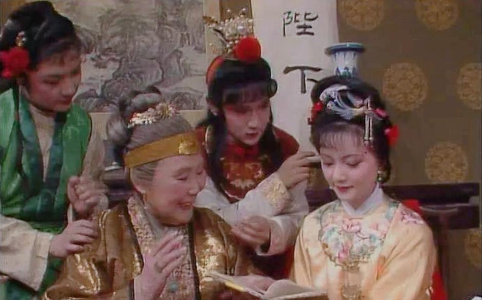 在《红楼梦》的读者里，总有人觉得贾母对薛宝钗冷若冰霜。可翻遍全书，老太太夸宝钗的