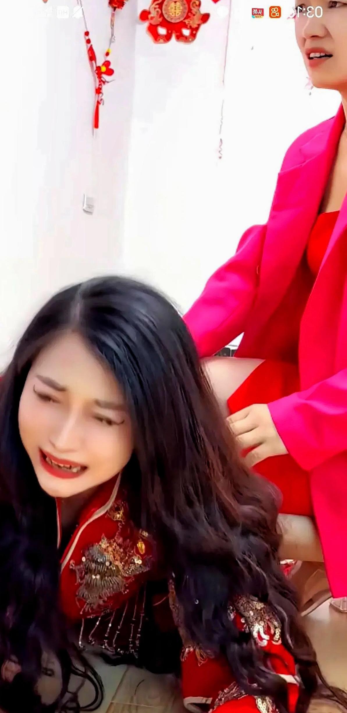 婚礼现场新郎跑路！婚礼上，新娘穿好婚纱盼着拜堂，丈母娘突然横插一杠，张口就要