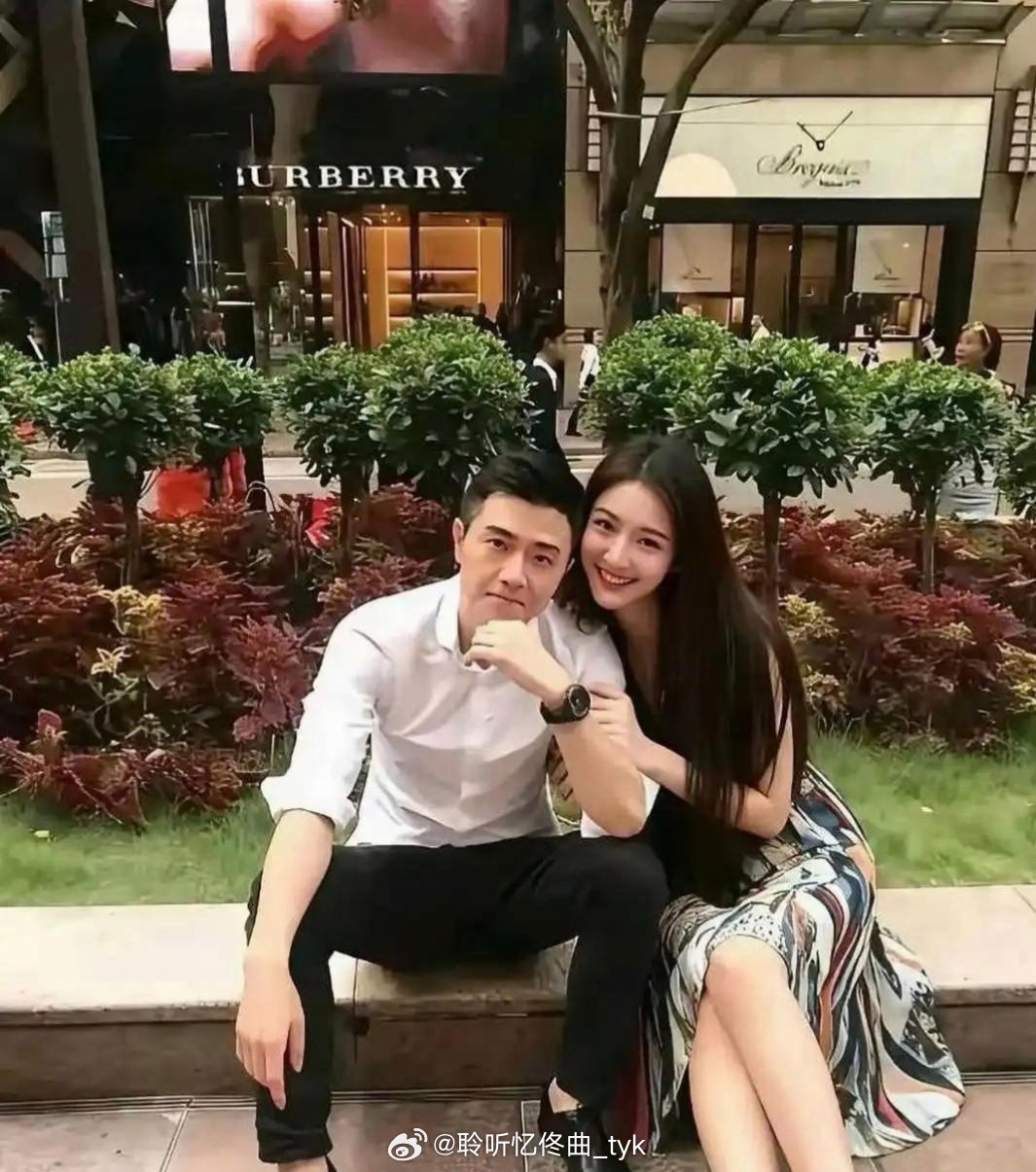 这女的绝对不爱这个男的，大家仔细看