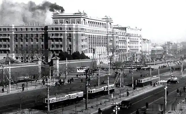 潜伏在北京饭店的特务，藏了7个月，被师长一眼识破1949年北京饭店，一个服