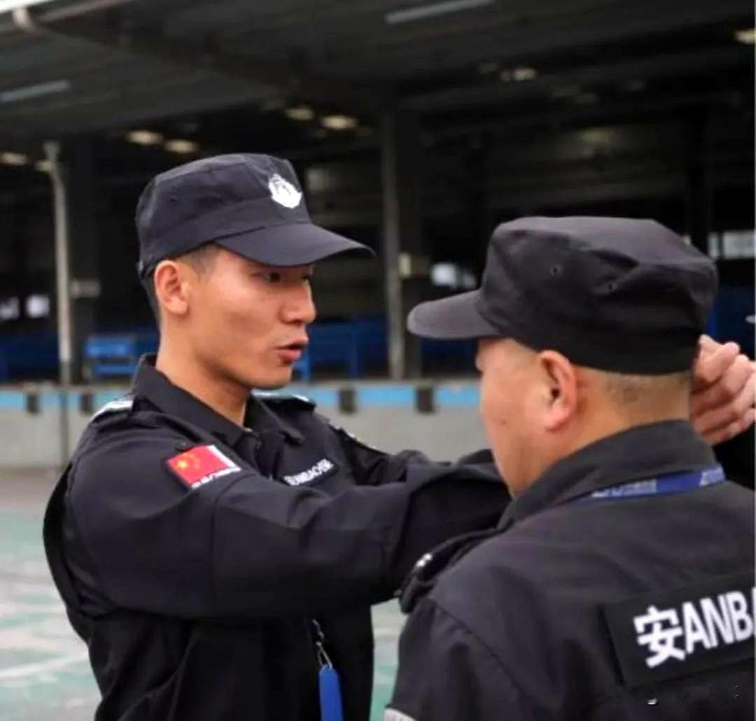 奉劝当保安的朋友们，别说什么保安工作辛苦了。现在只要你在单位上班，一个月工资