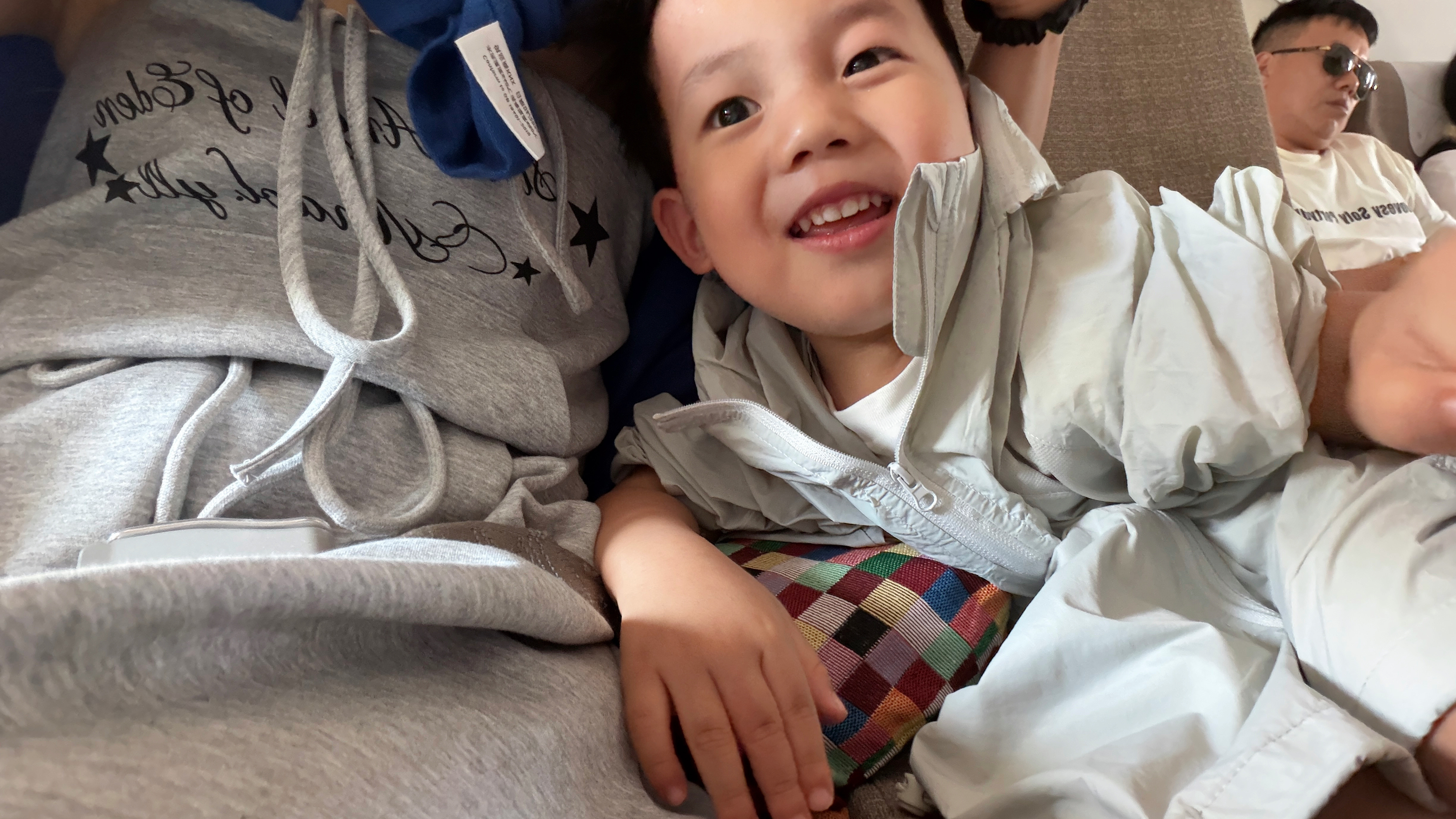 全程太颠簸了，怎么回事。阿琛吓得尿裤子了，我们行李直达清迈，还没得衣服给他换，持