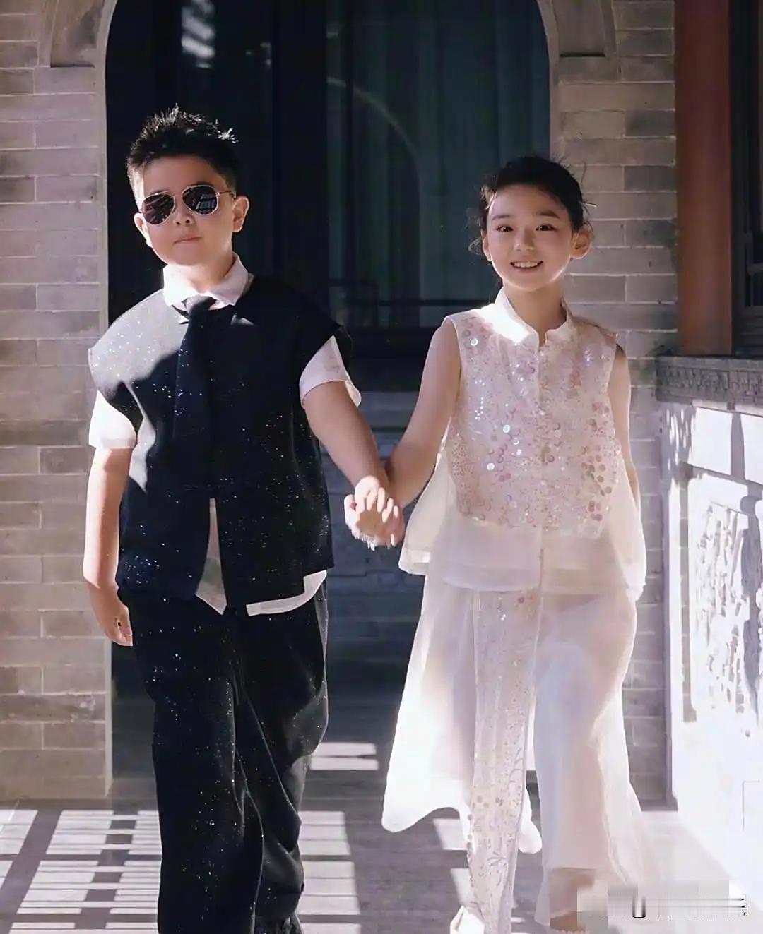 这种青梅竹马的星二代真的好养眼啊！小酒窝和朵朵不管是手拉着手，还是同台献唱都是