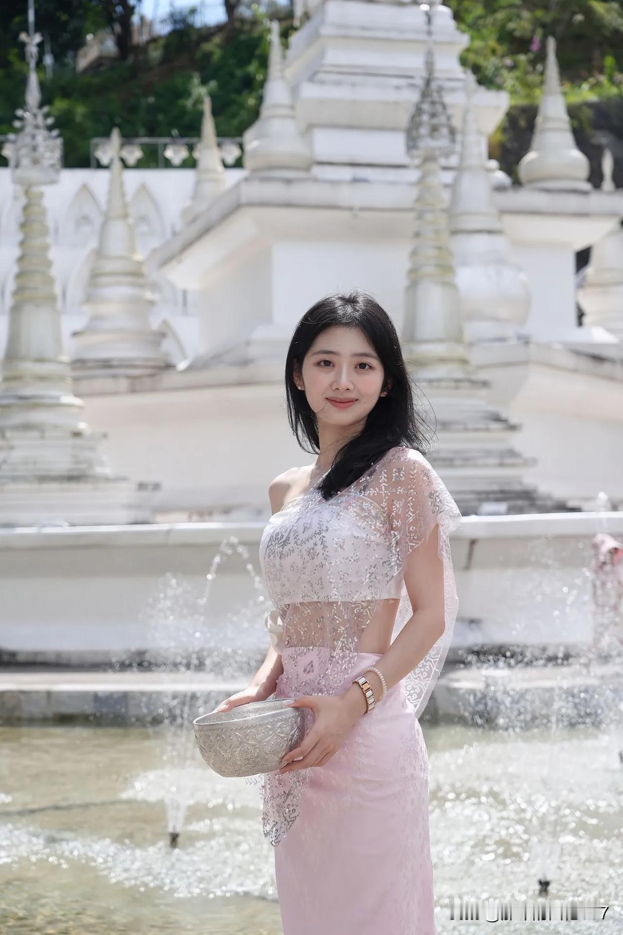 想象在寺庙前，手持银碗，那感觉别提多美妙了。就像在西双版纳勐泐大佛寺，32度的天