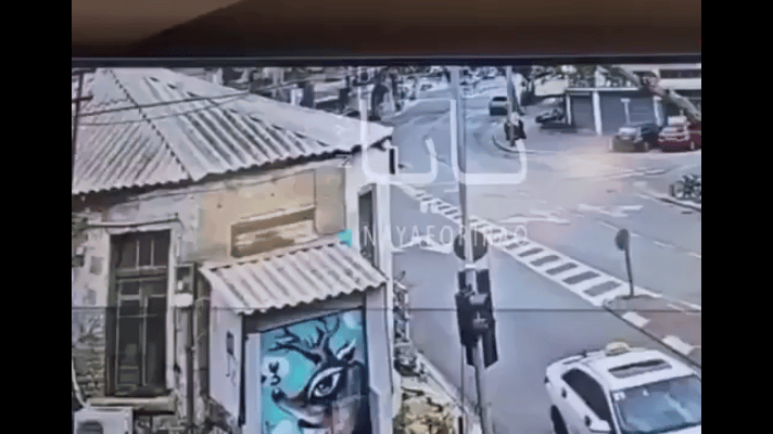 伊朗发射的弹道导弹的集束弹头抛撒的一枚子弹药在特拉维夫街头落地爆炸。可能很多人觉