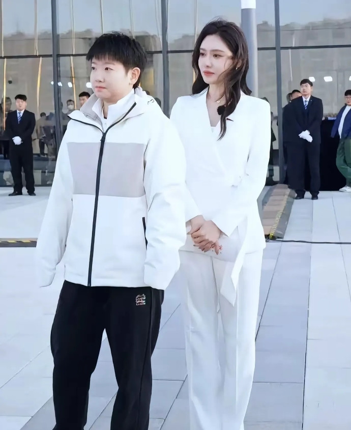 孙颖莎和美娜还一起出席过活动，那天很冷，美娜穿的很少。莎莎穿着冲锋衣就去了