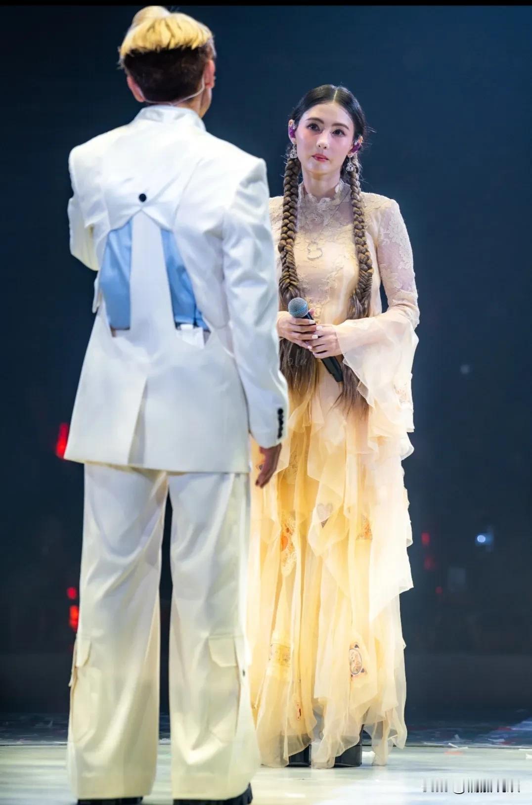 张柏芝现身林家谦红馆演唱会做嘉宾，蕾丝上衣搭配黄色长裙，好仙啊！她五官饱满精致