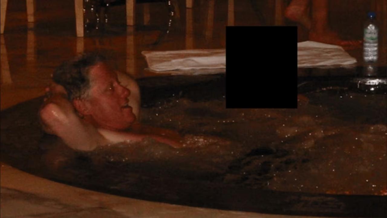 特朗普也太鸡贼，爆了克林顿的黑料，却把自己的黑料藏着。12月19日，美司法部