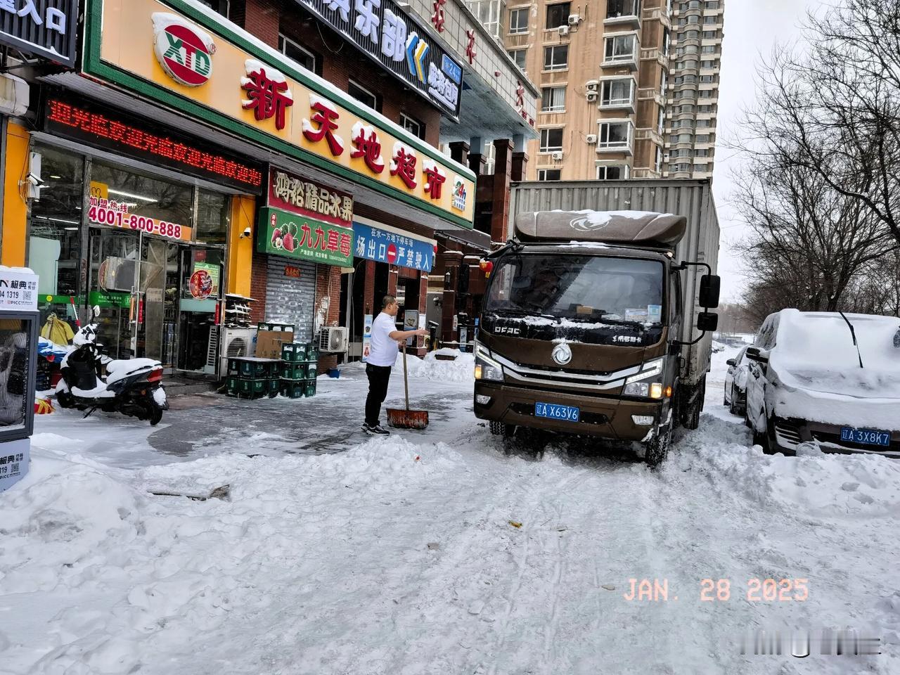 不服行吗！大雪真大，天气真冷。沈阳市今天最高气温-11℃，最低