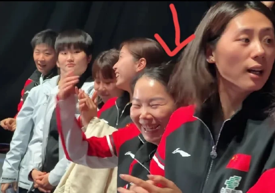 这是昨晚莎莎和曼昱夺冠后最令人动容的一幕，女队所有的队员及教练都去观看了比赛，