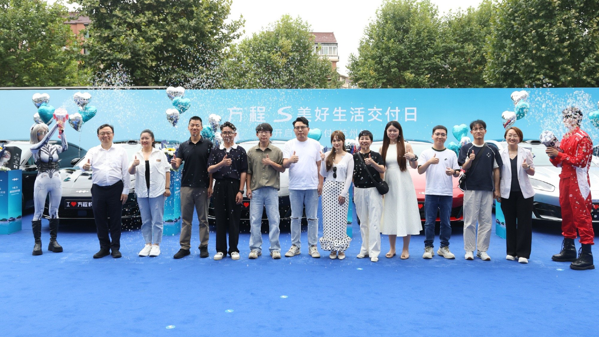 #车若初见#首批方程S车主正式提车，兑现上市一周内交付的承诺。看首批豹友，全都是年轻玩家玩家，人生首
