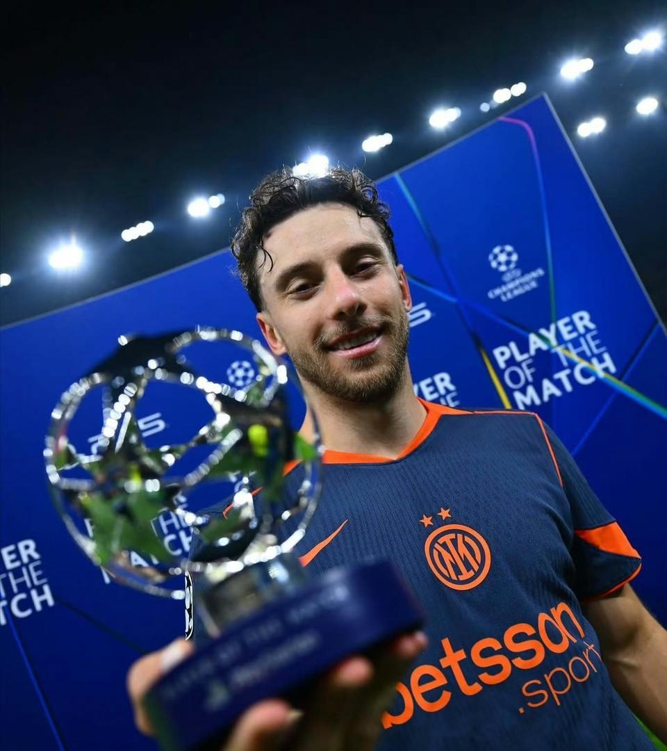 奥古斯托开发新属性？在意甲联赛第十一轮国际米兰主场对阵拉齐奥的比赛中，邓弗里斯被