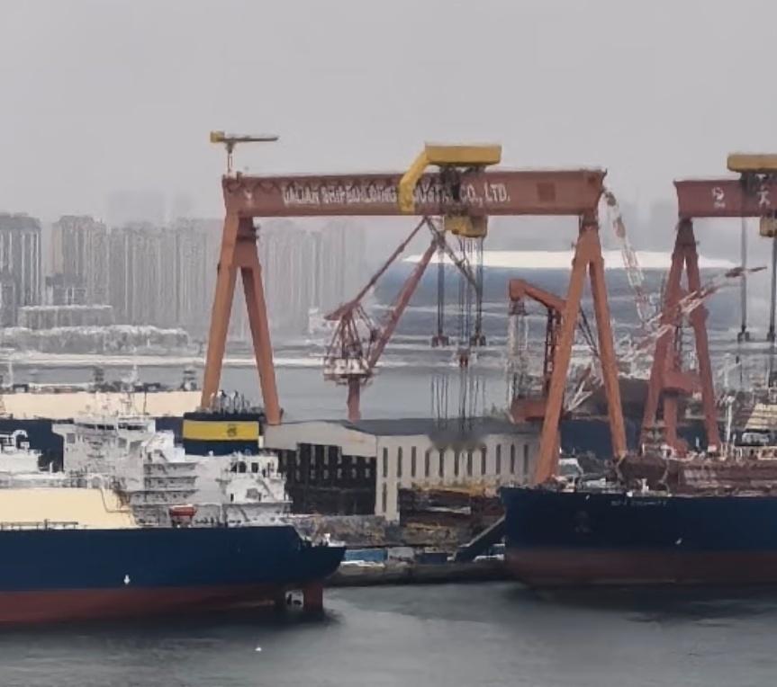 下雪后的北方某地004其坞内搭载进度极快，年前水线下的模块就将