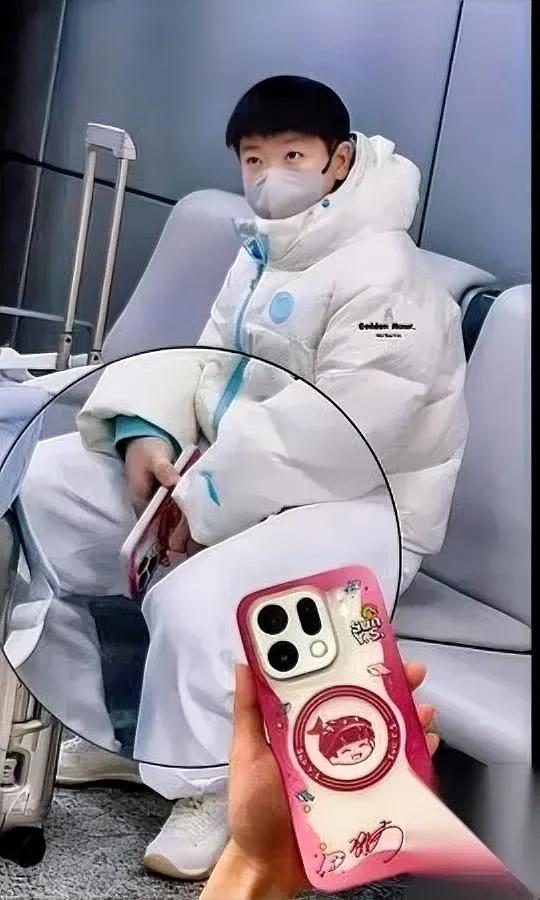 孙颖莎又上热搜！为啥？网友把她衣柜翻了个底朝天这次成都之行，莎莎的穿搭简