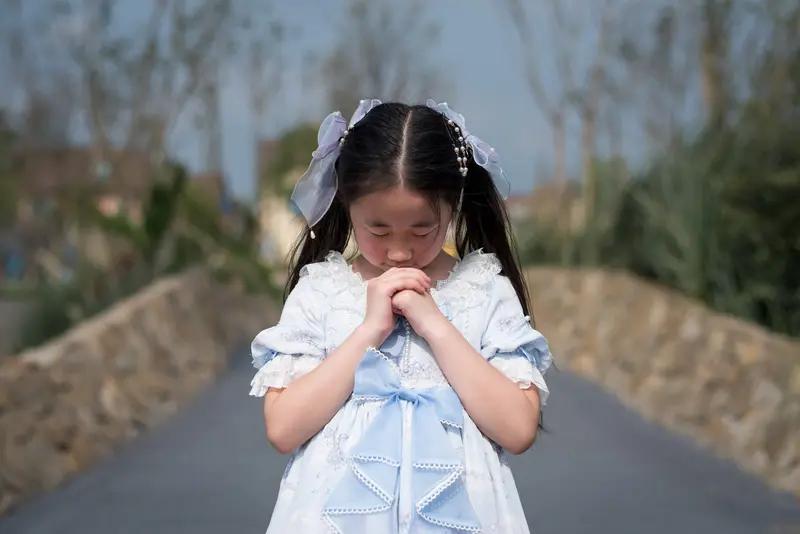 说实话，我真搞不懂教堂里那种祷告——词儿翻来覆去就那几句，还个个带着哭腔，听得人