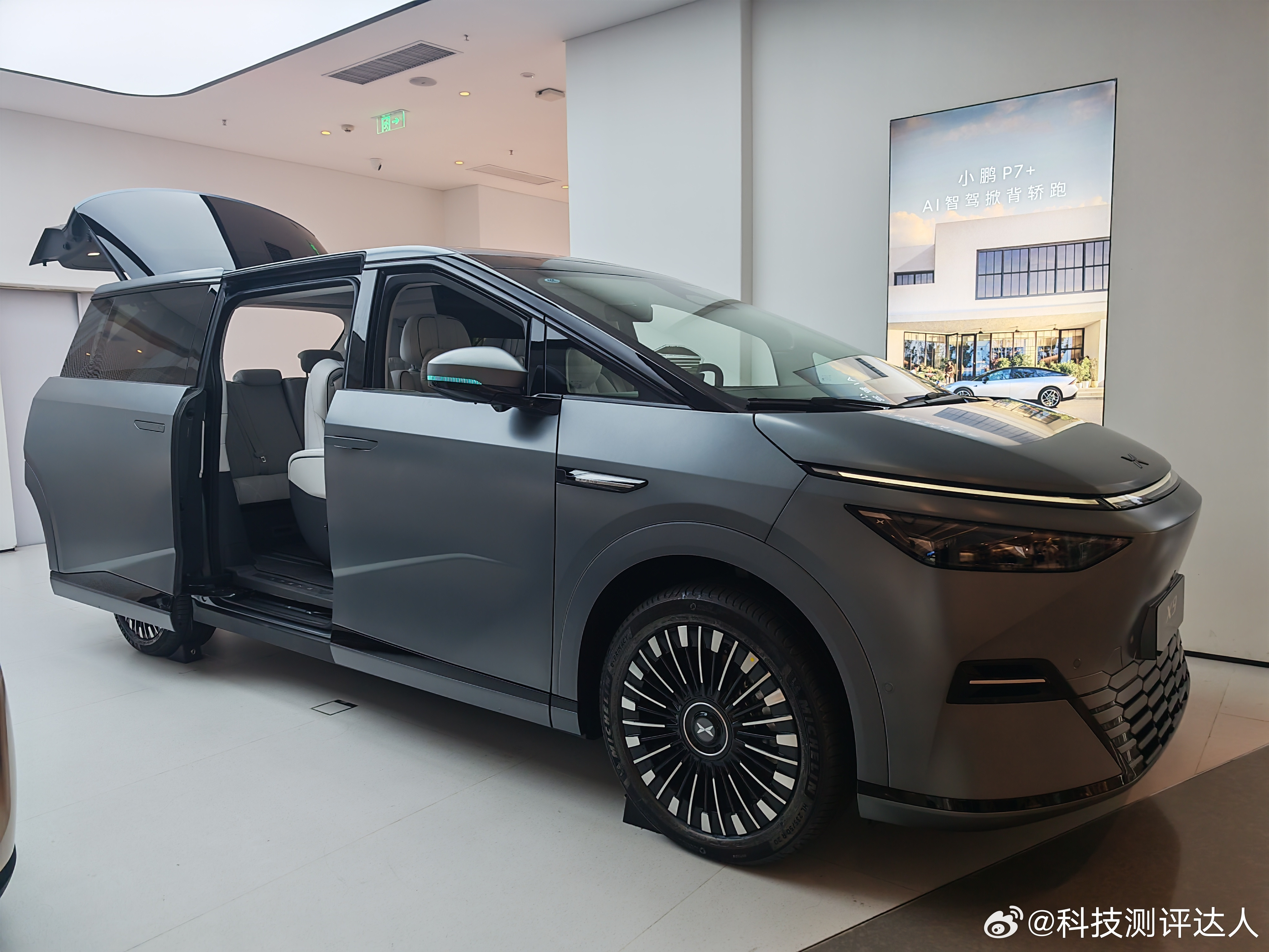 早起困一天，刚好路过小鹏门店休息一下，结果被2025款小鹏X9硬控住，这个零重力