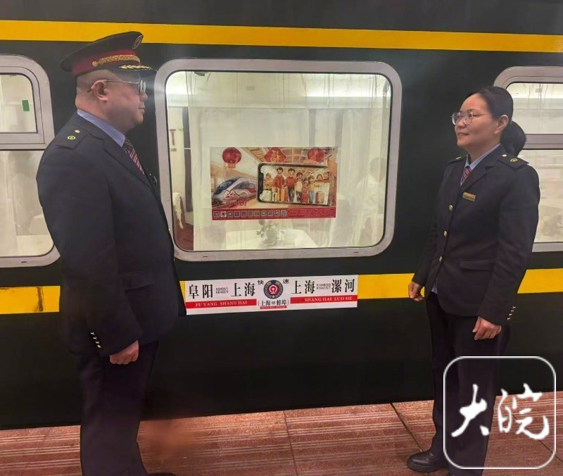 #铁路夫妻站台10分钟春运相聚#【#列车员夫妻的十分钟鹊桥#】2月11日下午，上