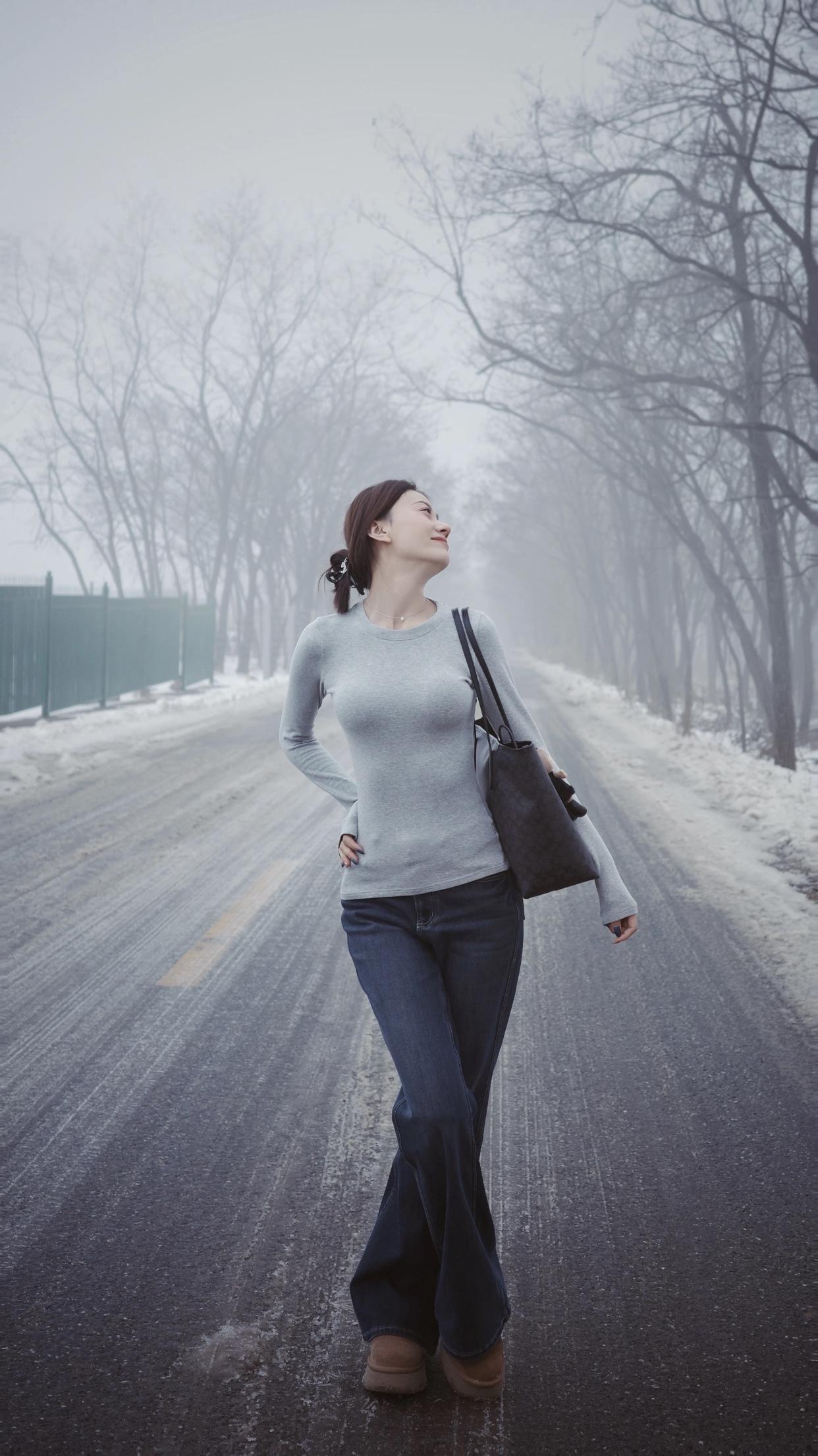雪后清晨，千树覆雪，红砖小径人影，那雪后人影，或在山林赏雪，或在断桥留影。想拍出