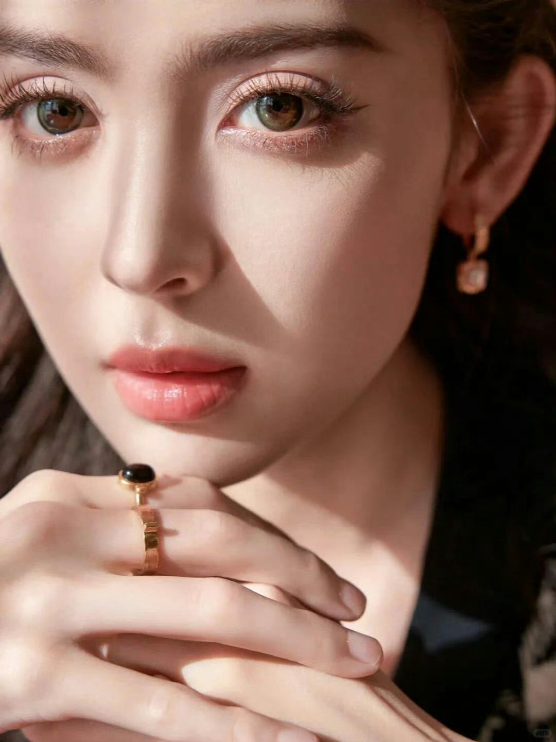 古力娜扎这么大的眼睛居然是单眼皮，一直以为她是欧式大双。