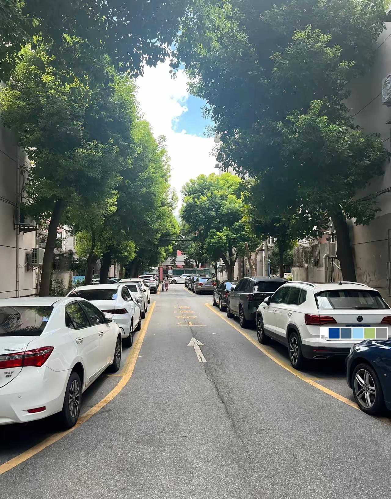 老百姓停车这事，我看是时候换个思路了。光靠贴罚单和设收费杆，问题好像越解决越多