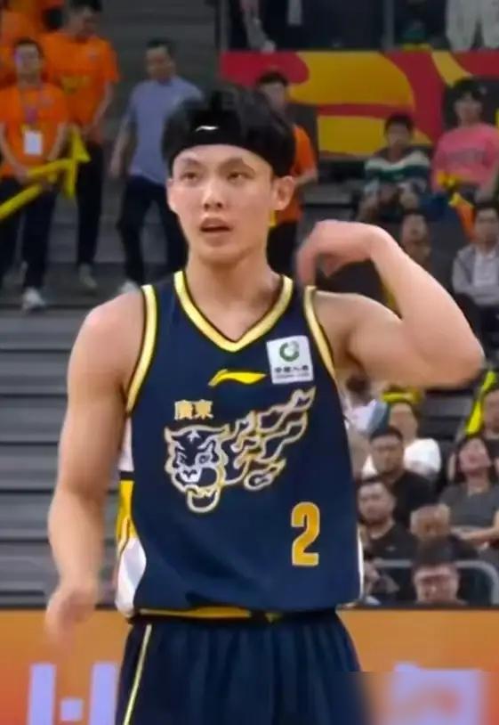 广东男篮74-105惨败北京男篮，1人发挥满分，7人不及格！这场客场比赛看得