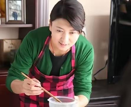 王姐今年45岁是保姆，雇主要求夜陪床，王姐说可以，但要满足3个条件。第一，每晚加