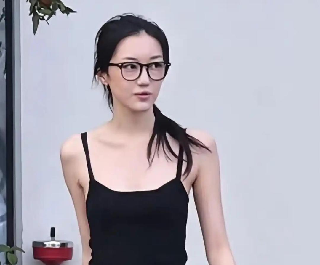 1.李嫣没有进圈的想法，也有经纪公司去接触过，被拒绝了，说暂时没兴趣。2.张彬彬