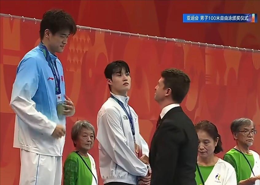 亚运会成了巨大的草台班子，一出出令人瞠目结舌的闹剧或奇观还在上演：在游泳赛场
