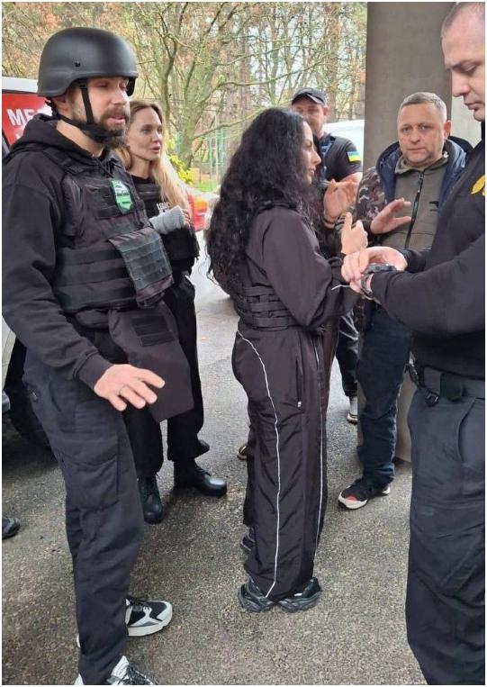 太好笑了，一个好莱坞女星访问乌克兰，她的保镖竟然像拉壮丁一样被带走了。安吉丽