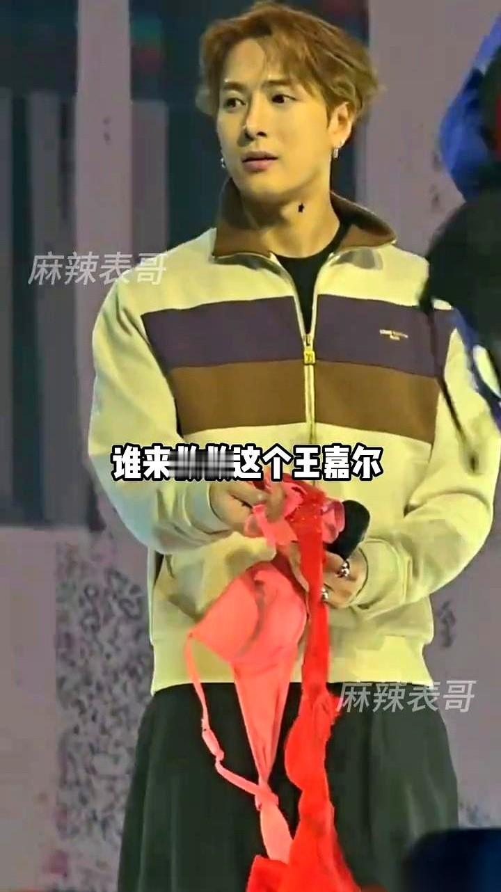 王嘉尔在Tyson演唱会上，可能经历了职业生涯最尴尬的十秒钟。台下人声鼎沸，一