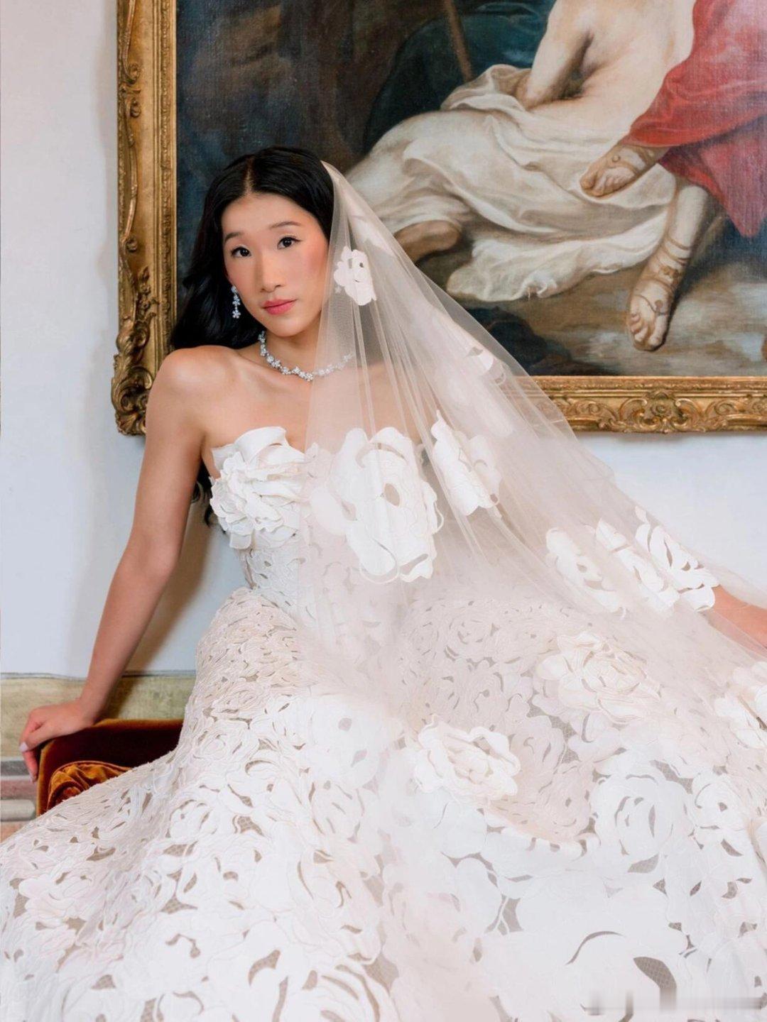 因炫富走红的博主BeccaBloom结婚了，婚纱由OscardelaRe
