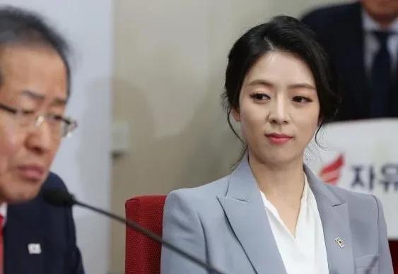 金文洙这次输得太大意，他如果当初学李在明一样，派他底下的两位“颜值巅峰”裴贤镇和