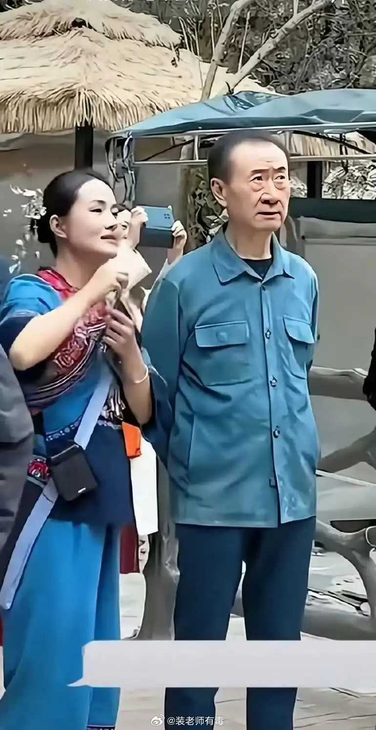 以为就是件普通的工作服，结果傻眼了