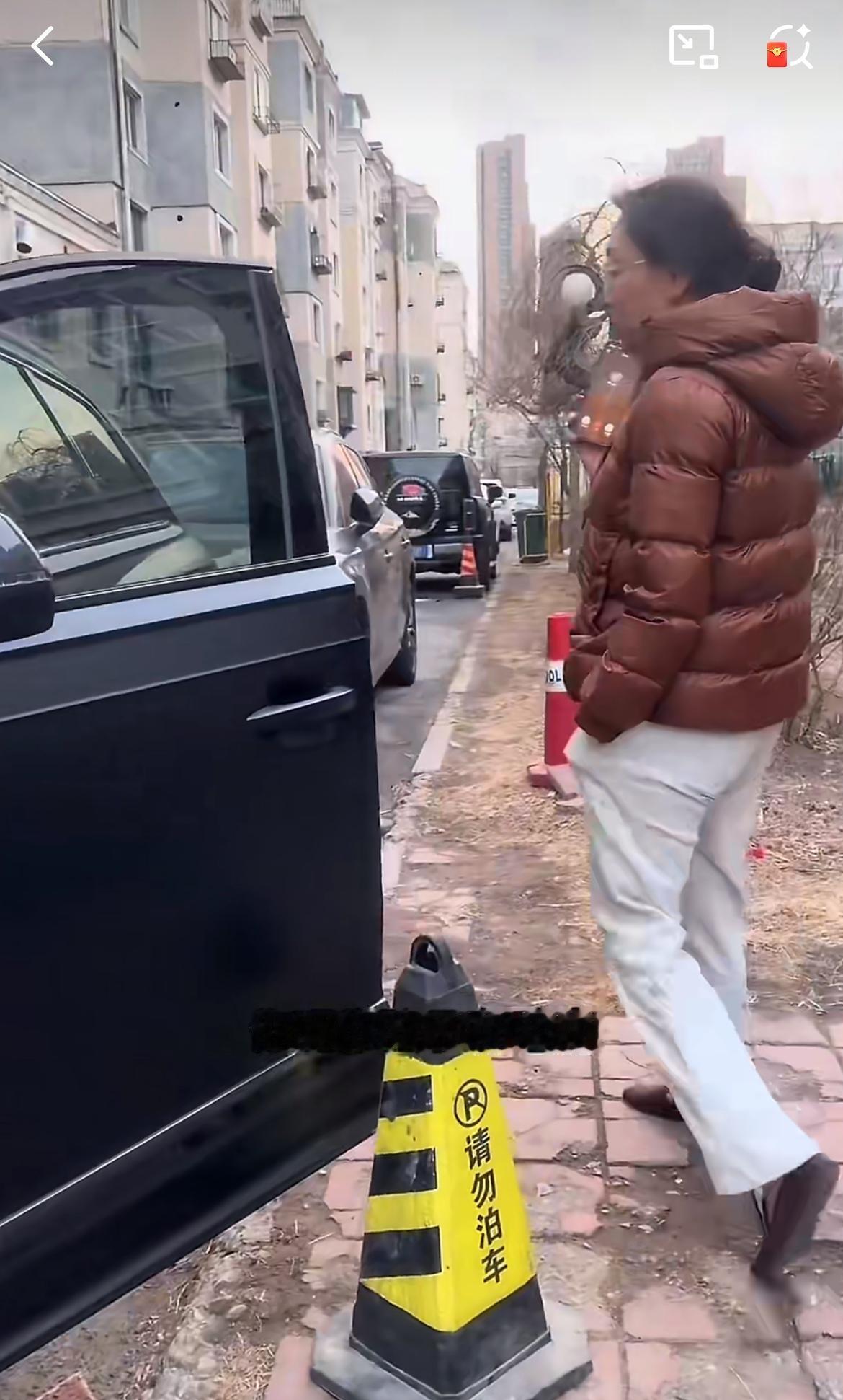 沈阳一小区男子的车位被占，打电话叫来女司机挪车，却理直气壮地说让他去找物业。因为