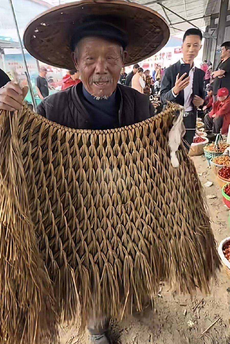 100块卖蓑衣的老爷爷火了！樱桃没卖掉，古法编织的蓑衣却引起人们注意，以后这种