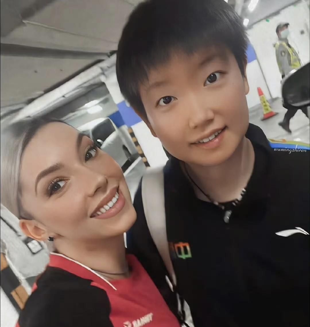 天啊！孙颖莎这是被老外P黑了吗？都知道我们莎皮肤白到发光，居然还搞这种P图[酷