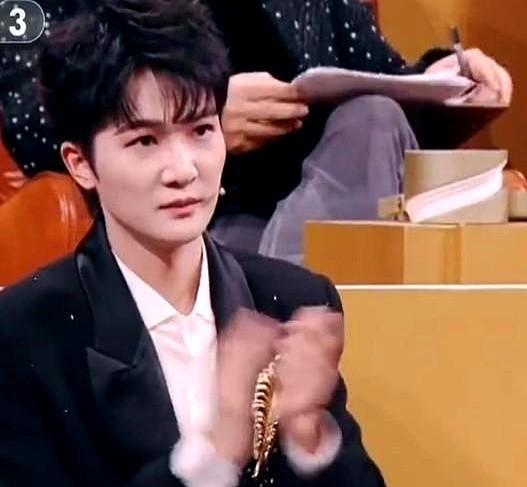 这巴掌，响！周深用五年时间，完成了一场从“好声音”学员到国家队级别“评审导师”