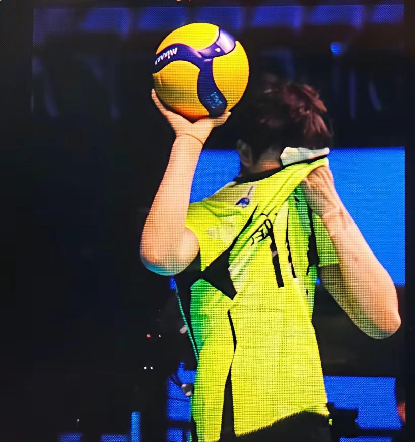 那个掩面痛哭的姑娘正在体育馆加练。球迷上次看见陈博雅，是2023年全运会她肩伤