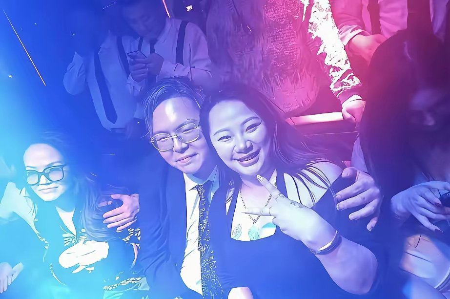 向佑凌晨在南昌酒吧蹦迪被拍，一身潮牌摇头晃脑，视频里笑得比舞台灯还闪。网友立马把