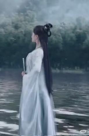 刘诗诗和卢昱晓俩人的仪态是一个极端到另一个极端[吃瓜]中和一下就好了[吃瓜群