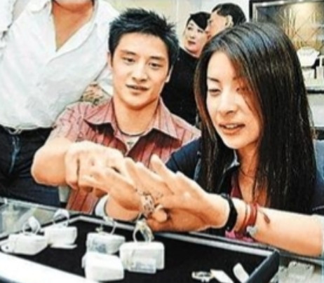 2007年，田亮和郭晶晶分手，准备迎娶超女叶一茜，田妈妈大发雷霆：“我儿子是奥运